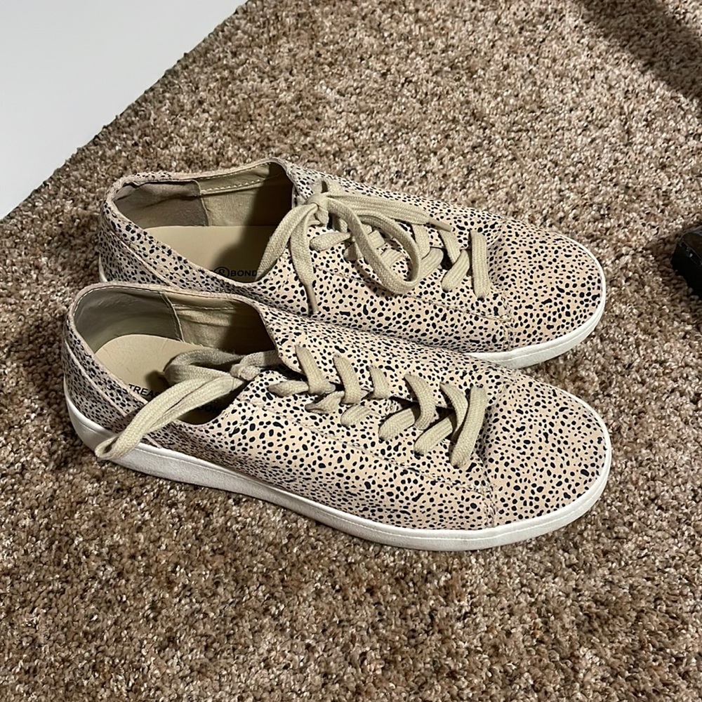 Spotted tennis shoes